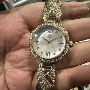 Working VP by TIMEX Womens Dainty Watch 30 mm Gold Tone Bracelet MOP dial Fit 7"